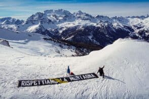 «La montagna merita rispetto». Sul Settsass la protesta contro le nuove piste da sci