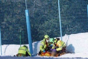 Fuori pista con lo slittino: si frattura entrambe le gambe