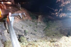 Frana lungo il lago: a senso unico alternato la strada provinciale