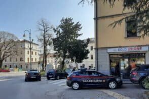 Furto al negozio di cellulari: spariti 40 smartphone
