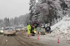 Asfalto scivoloso, finisce fuori strada la jeep della Protezione Civile