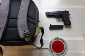 Cambio sospetto alla guida dell’auto: i carabinieri scoprono una pistola