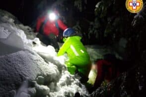 Provano a scendere sulla pista non battuta: padre e figlio bloccati in montagna