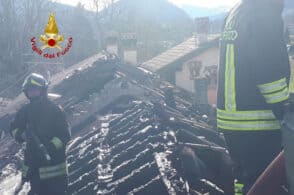 Brucia il tetto di un’abitazione, due famiglie fuori casa