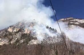 Fiamme nel bosco: incendio in Val di Zoldo. Intervengono 2 elicotteri