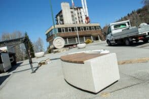 Il piazzale si fa bello. Nuovo arredo urbano in Nevegal