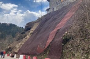 Una rete per fermare la frana. A Pra de Luni cantiere attivo