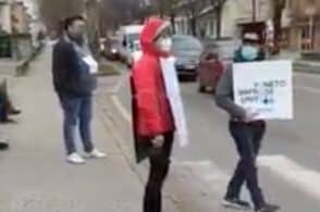 Baristi e ristoratori rallentano il traffico per protesta: «Esistiamo anche noi»