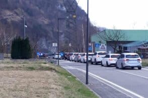 Chiudono le fabbriche, Soverzene bloccata dal traffico: 1,5 km di coda