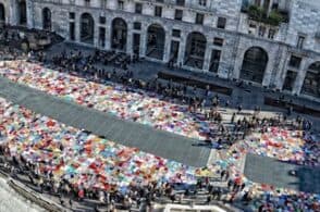 Una grande coperta ai piedi delle Tre Cime: il “no” alla violenza sulle donne