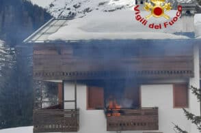 Fiamme dai bidoni dell’immondizia, a fuoco un balcone