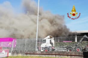 Incendio nell’azienda di riciclaggio: servono 25 pompieri per domare le fiamme