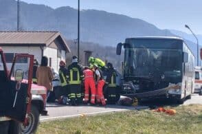 Manca la precedenza, centrato dall&rsquo;autobus: 76enne finisce all&rsquo;ospedale