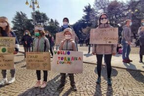 «Priorità alla scuola»: genitori, studenti e insegnanti in piazza contro la Dad
