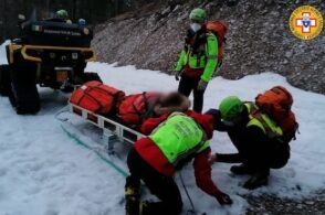 Cade sul ghiaccio e batte la testa, trauma cranico per un 56enne di Limana