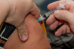 Vaccino anticovid, prenotabile la quarta dose per gli over 60