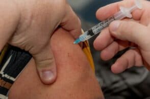 Covid, entro domenica immunizzato l’80% degli anziani