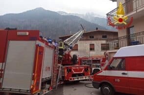 Fiamme nella canna fumaria, brucia un tetto a Igne