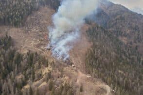 Incendio sugli schianti di Vaia: pompieri e Protezione civile al lavoro
