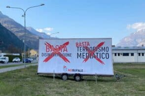 Manifesti sparsi in tutta la provincia: «Basta disinformazione e terrorismo»