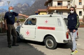 L’auto storica diventa medica: «La nostra Giardiniera trasporta vaccini e sorrisi»