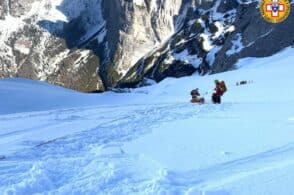 Troppa neve per proseguire, alpinisti recuperati dall’elicottero
