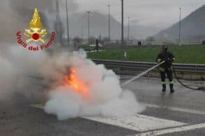 Auto in fiamme: paura lungo la ss 50
