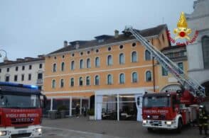 Mansarda in fiamme: pompieri al lavoro per tre ore