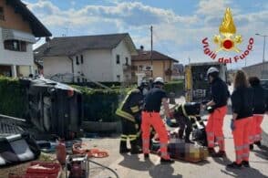 Abbatte la recinzione con l’auto, ferito 62enne