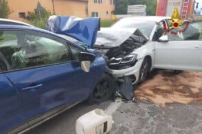 Frontale tra auto: due feriti