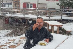 Budel mangia sotto la neve: «Caldo e soleggiato, si sta benissimo»