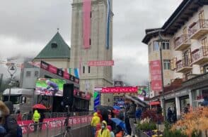 Vista da Corso Italia: entusiasmo e colori, il Giro è sempre una festa