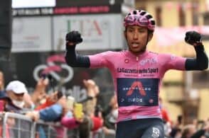 Vista dalla tv: Bernal è il re delle Dolomiti, ma la tappa è quasi al buio