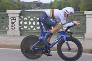 Indossa il body Castelli e vola: Ganna è la prima maglia rosa del Giro