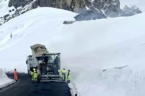 Il Giro d’Italia trova la neve: manto bianco ancora spesso su passi dolomitici