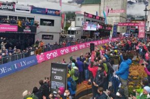 La proposta dopo la tappa del Giro: «Potenziare la copertura telefonica sui passi»