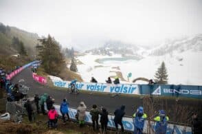 Freddo e ghiaccio sul Giro: la tappa bellunese rimane senza Fedaia e Pordoi