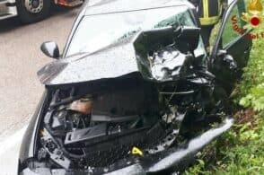 Scontro fra due auto: un uomo rimane incastrato al posto di guida