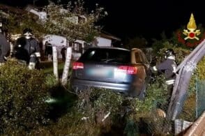 Esce di strada con l’auto e abbatte un palo della luce