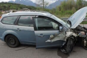 Auto esce di strada: distrutta la parte anteriore, ferita la passeggera