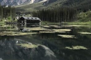 Alghe verdi, il lago Mosigo sotto accusa dei fan di “Un passo dal cielo”