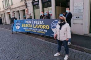 “Non è festa senza lavoro”: flashmob di Fratelli d’Italia