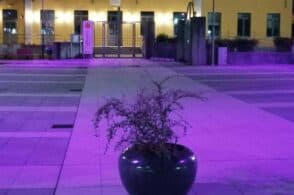Piazza della Poesia si illumina di viola: luce sulle malattie rare