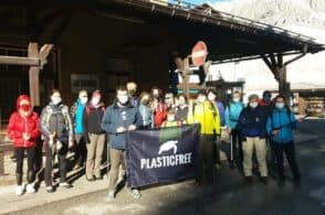 I volontari puliscono la “perla”: un successo il Plastic Free di Cortina