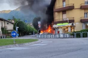 L’auto è ferma ma va a fuoco, apprensione vicino all’ospedale