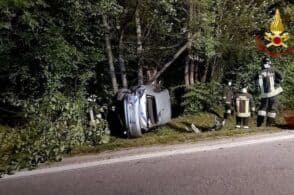 Auto finisce contro un palo del telefono: ferito il conducente