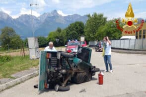 Sbalzato fuori dall’Ape car dopo lo scontro con un furgoncino: è in ospedale