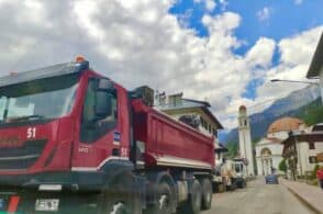 Asfalto nuovo, strada come un biliardo ad Auronzo