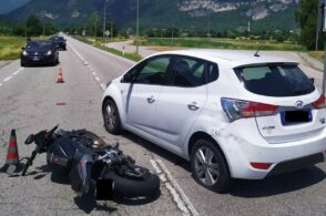 Moto tenta il sorpasso e si scontra con un’auto: centauro in ospedale