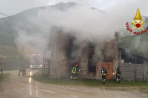 Rudere in fiamme: indagini sulle cause